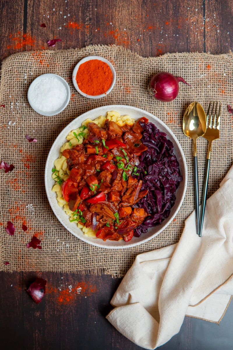 Jackfruit-Gulasch mit veganen Knöpfle