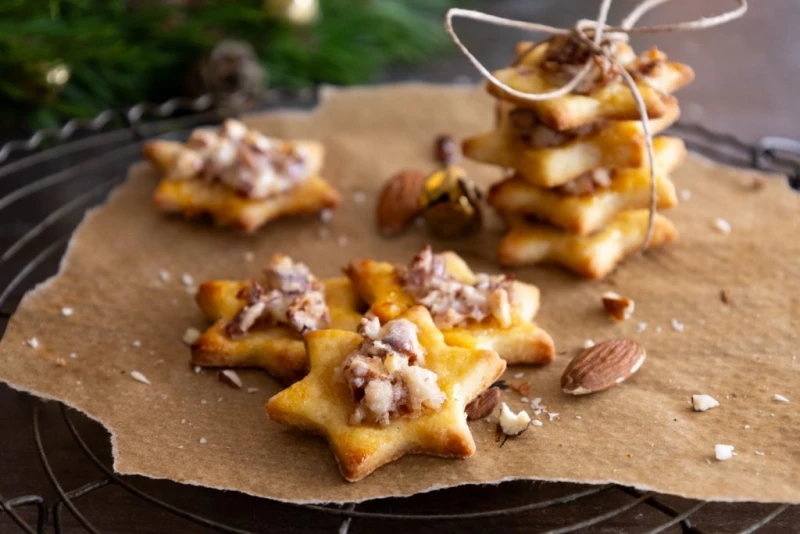 Plätzchen mit gebrannten Mandeln und Aprikosengelee